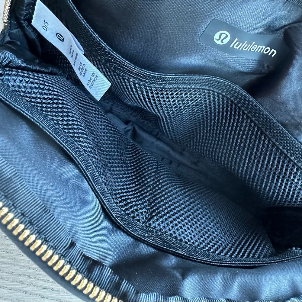 โ NWT Lululemon Everywhere 1L Belt Bag - Black Velour & Gold Hardware - Picture 3 of 11